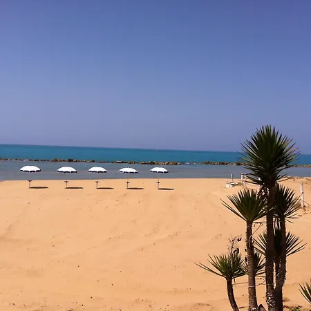 Costazzurra Museum & فندق سان ليون